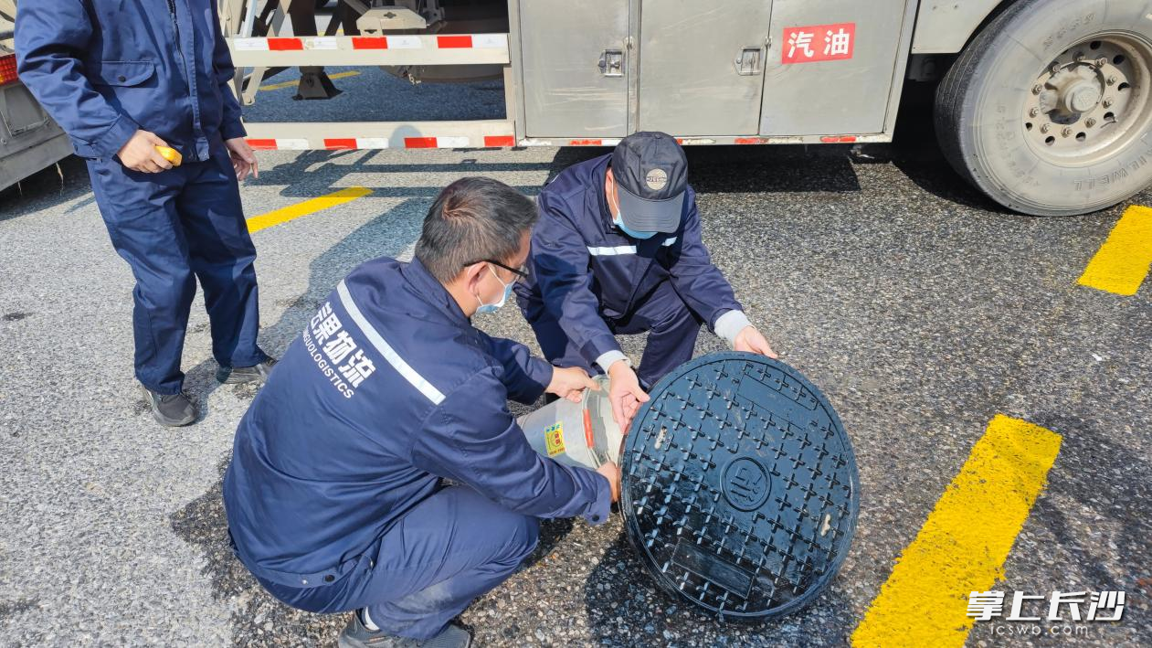 环境应急监测组对留泥井盖口和现场进行油品取样检测
