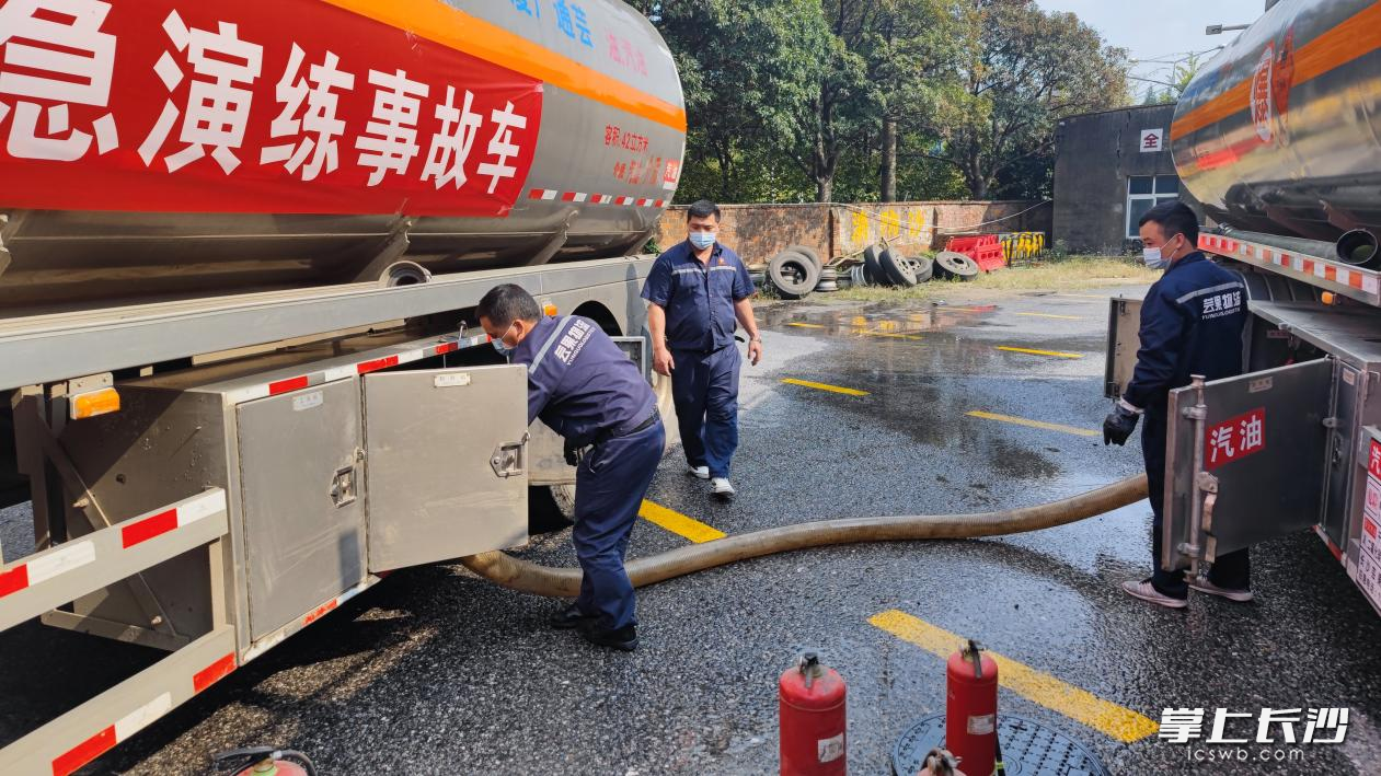 应急救援小组协力完成油品转运